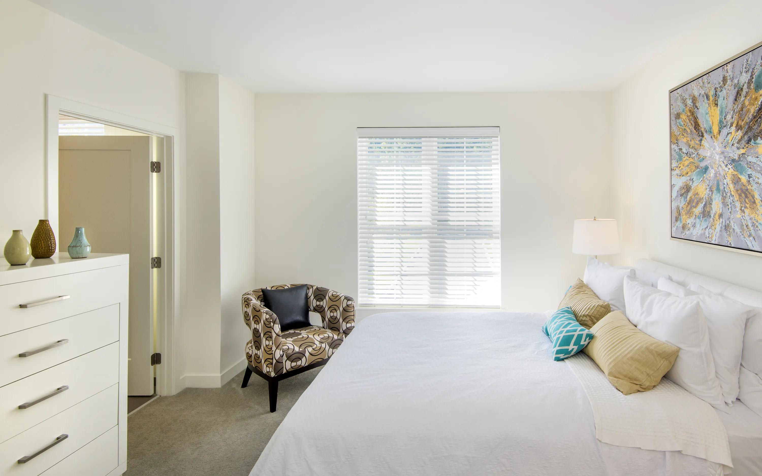 King-sized bedroom image