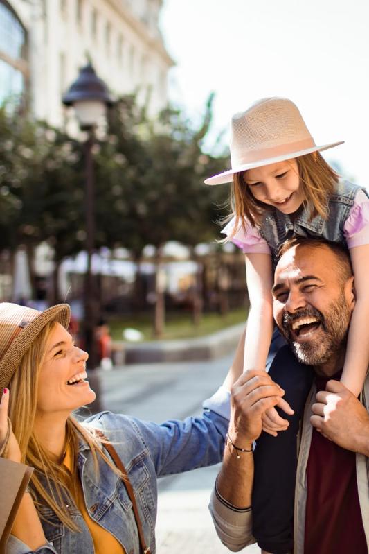 modera higley commons apartments in gilbert az young family with child on dads shoulders outside smiling