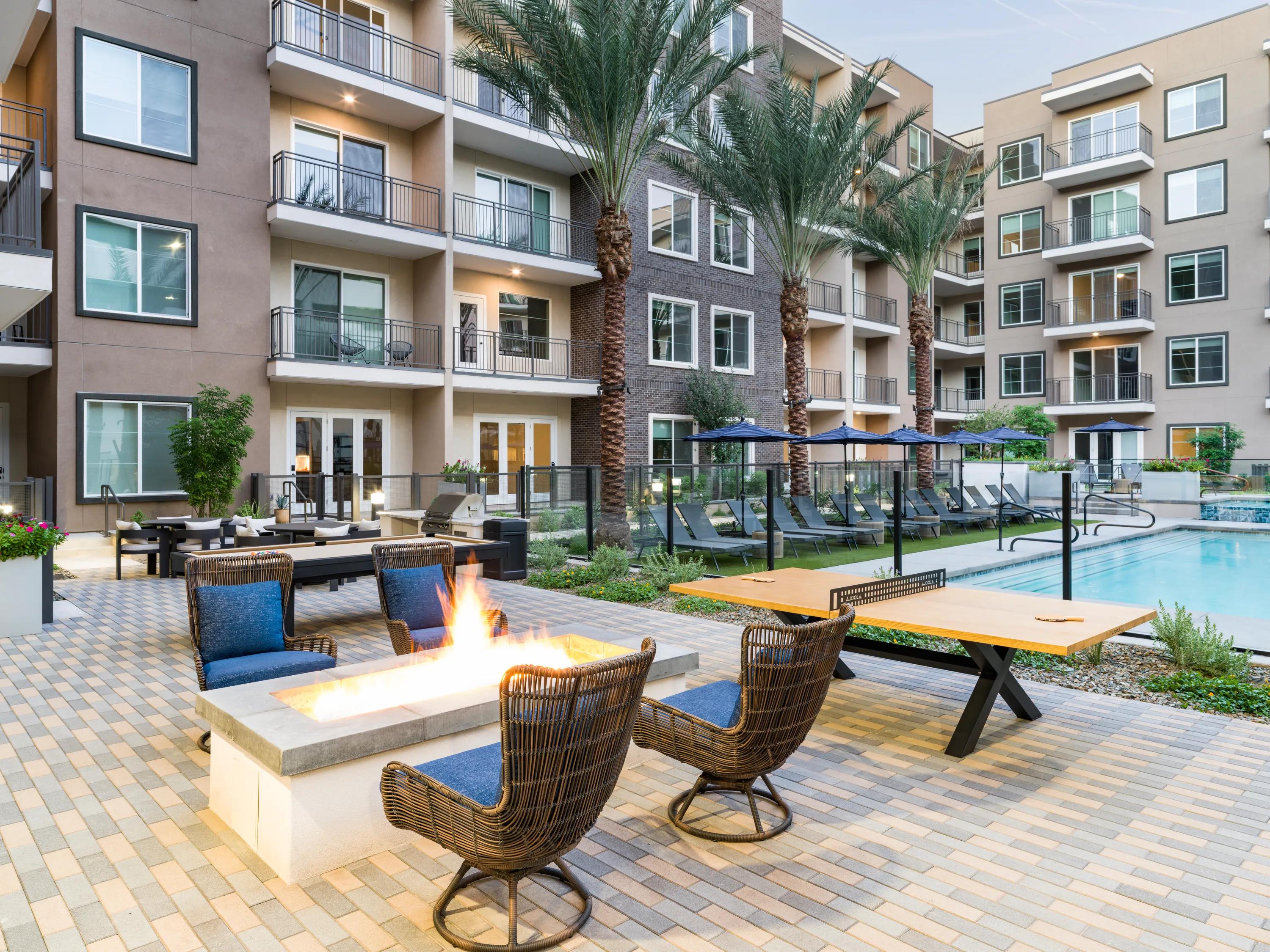 outdoor rooftop area with table and chairs modera kierland apartment homes for rent in scottsdale az