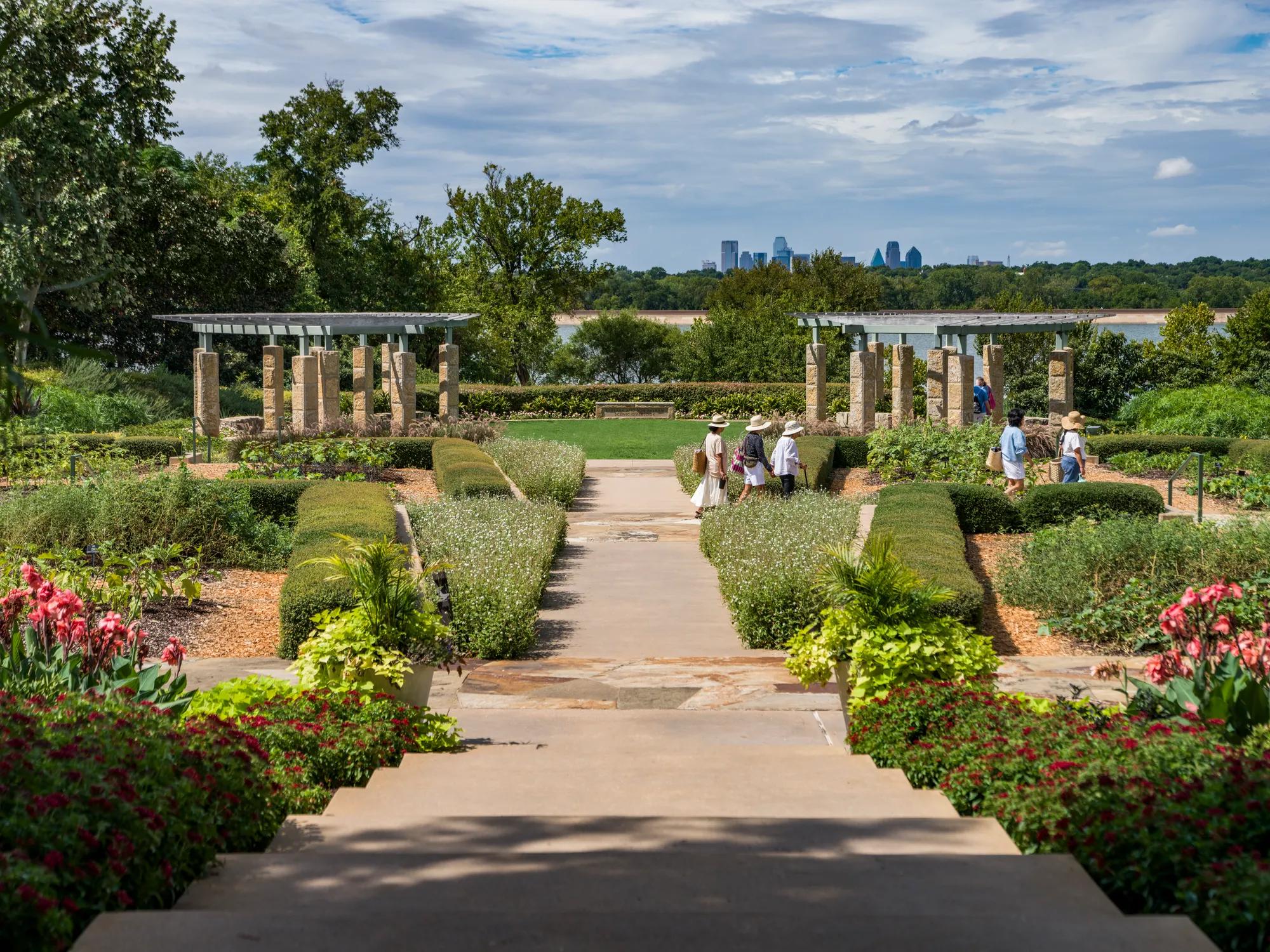 extensive landscaping around walking pathway in park modera trailhead apartment homes for rent in dallas tx