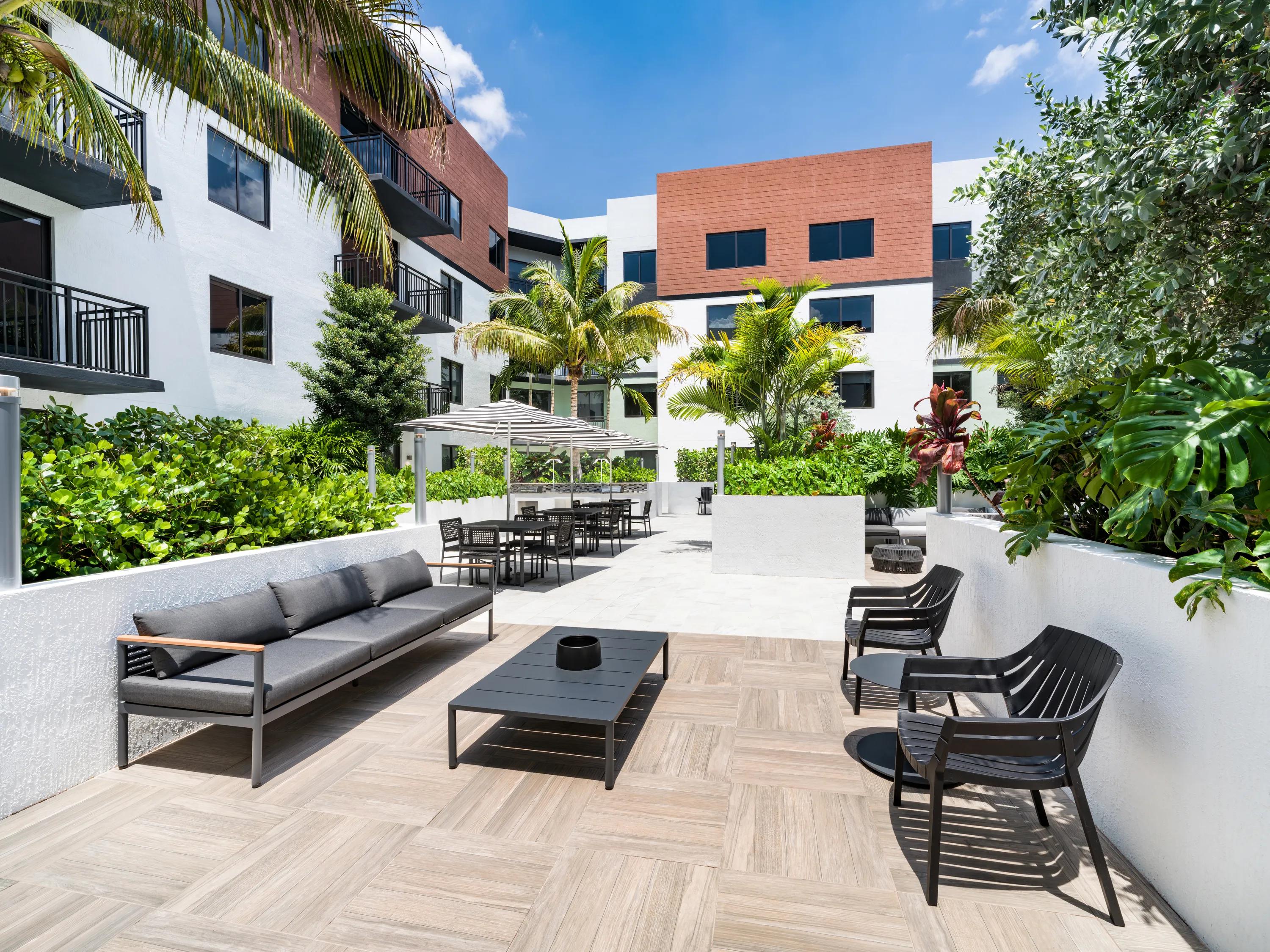 courtyard with outdoor seating modera coral springs phase 2 apartments in coral springs fl