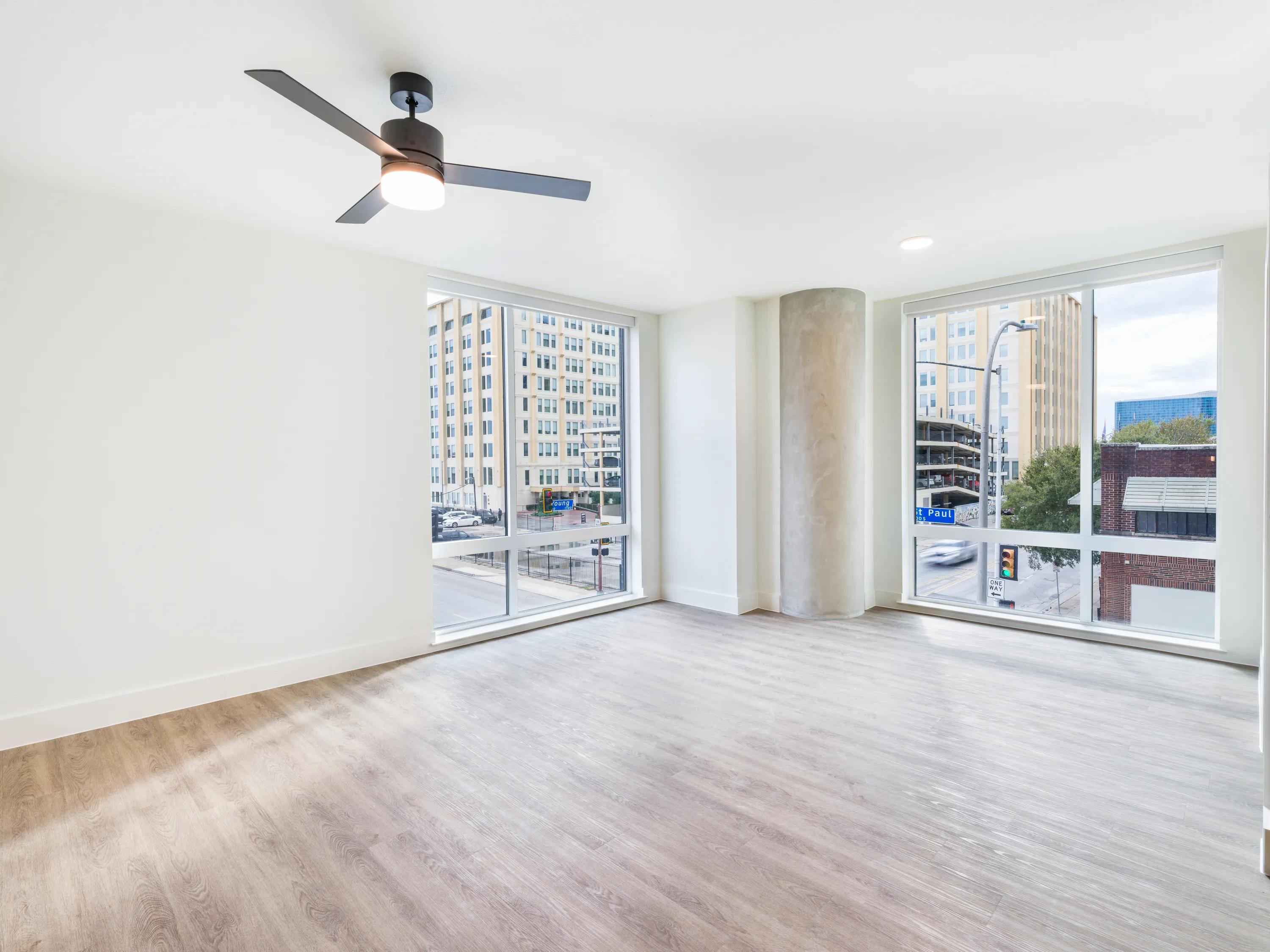 large windows with natural light and ceiling fan modera st paul apartment homes for rent in dallas tx