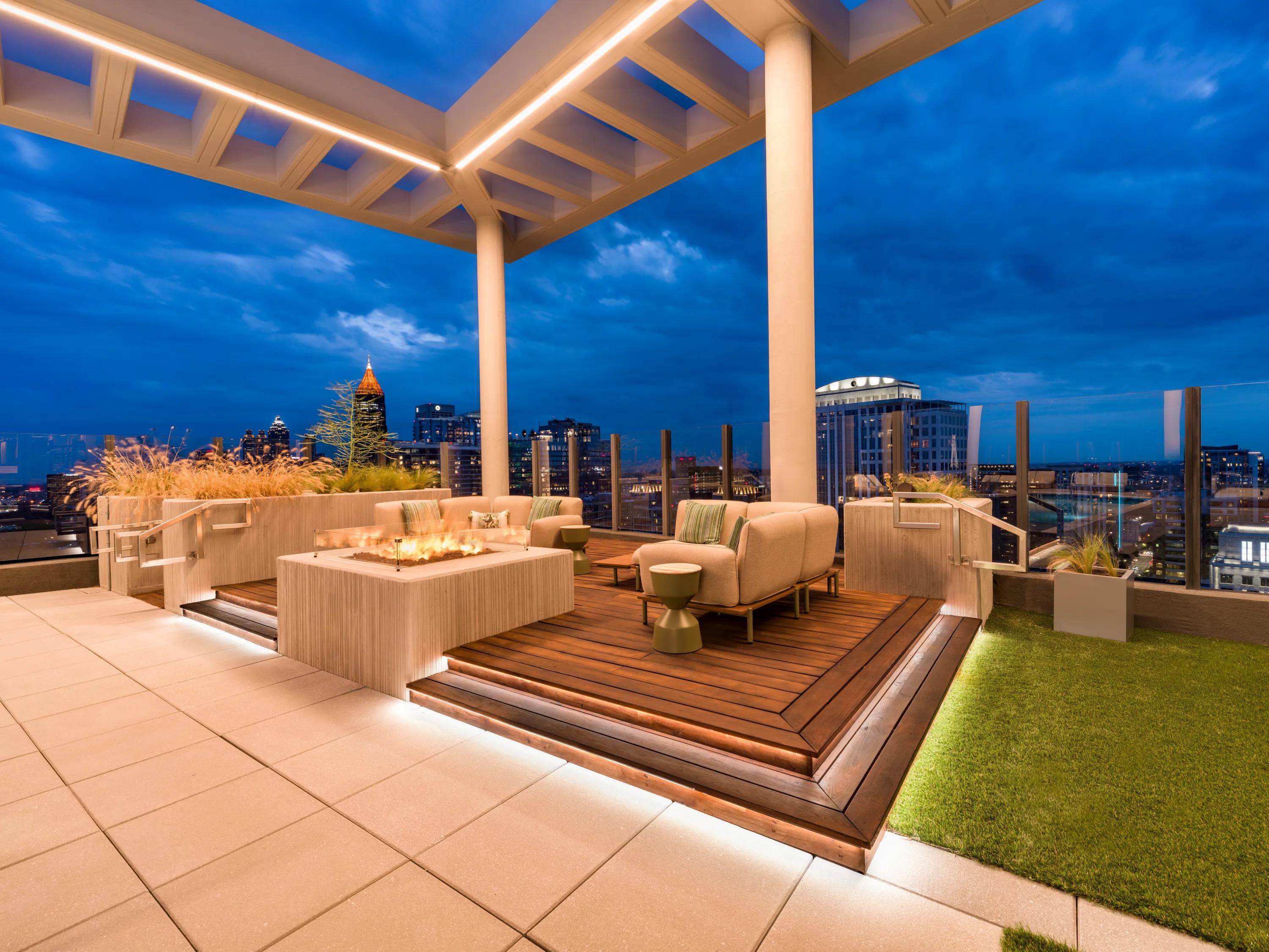 rooftop lounge at night modera parkside apartment homes for rent in atlanta ga