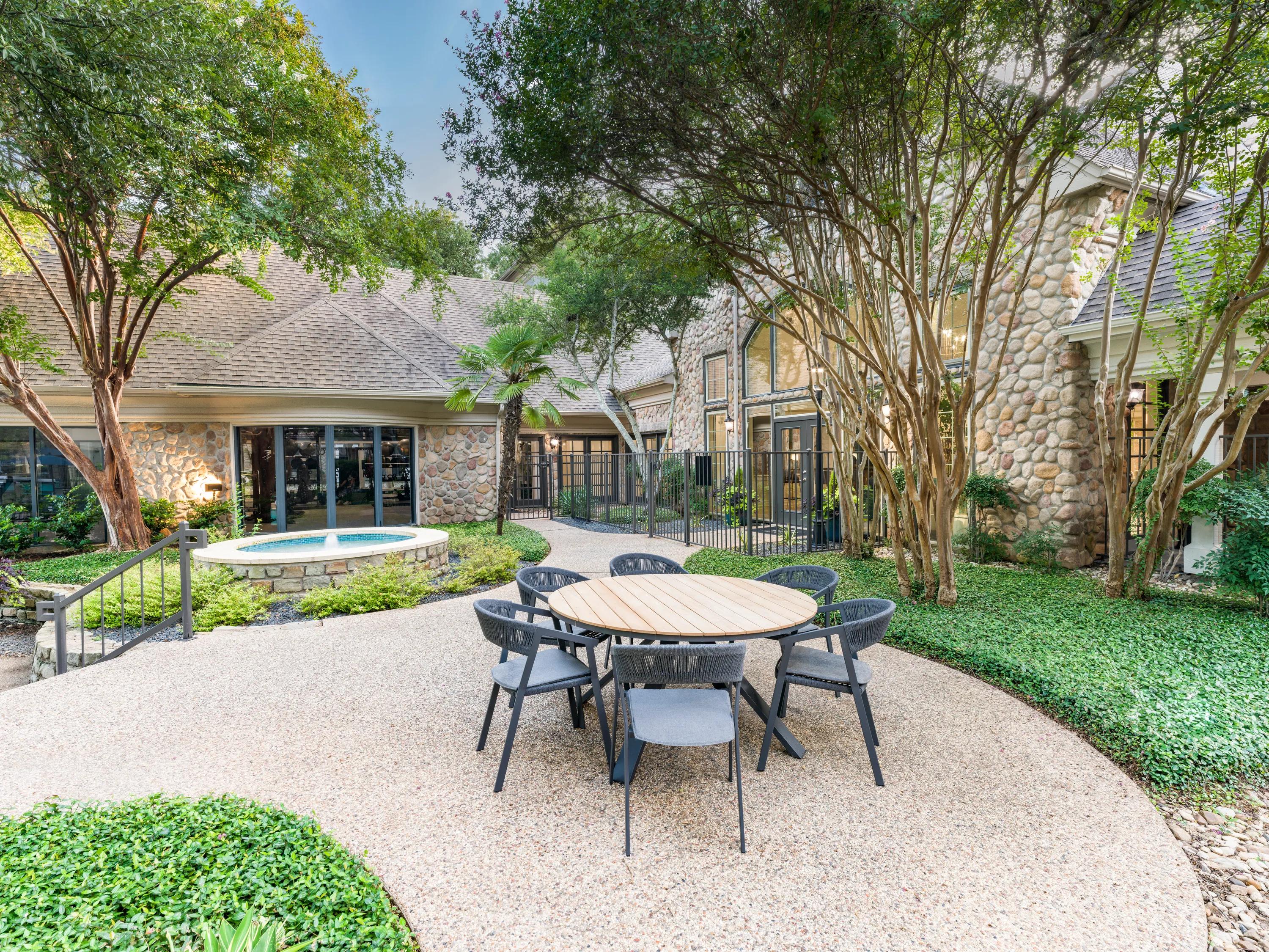 courtyard with seating alister sunset valley apartment homes for rent in austin tx