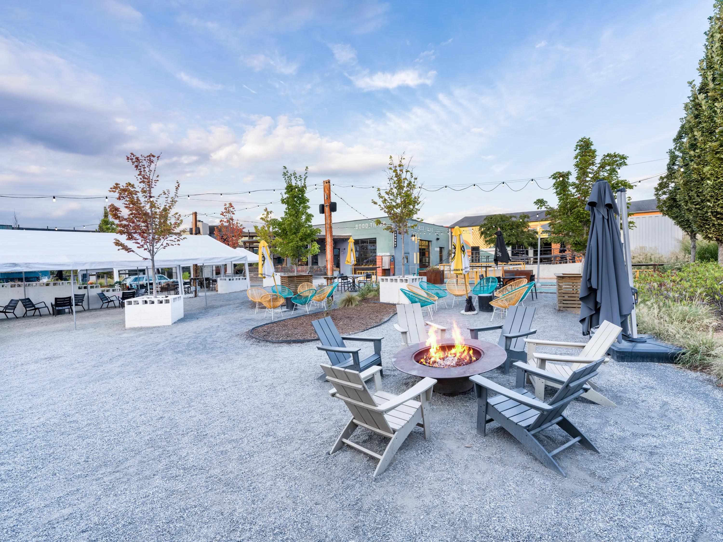 outdoor fire pit and lounge neighborhood near modera west wash trail apartments in atlanta ga