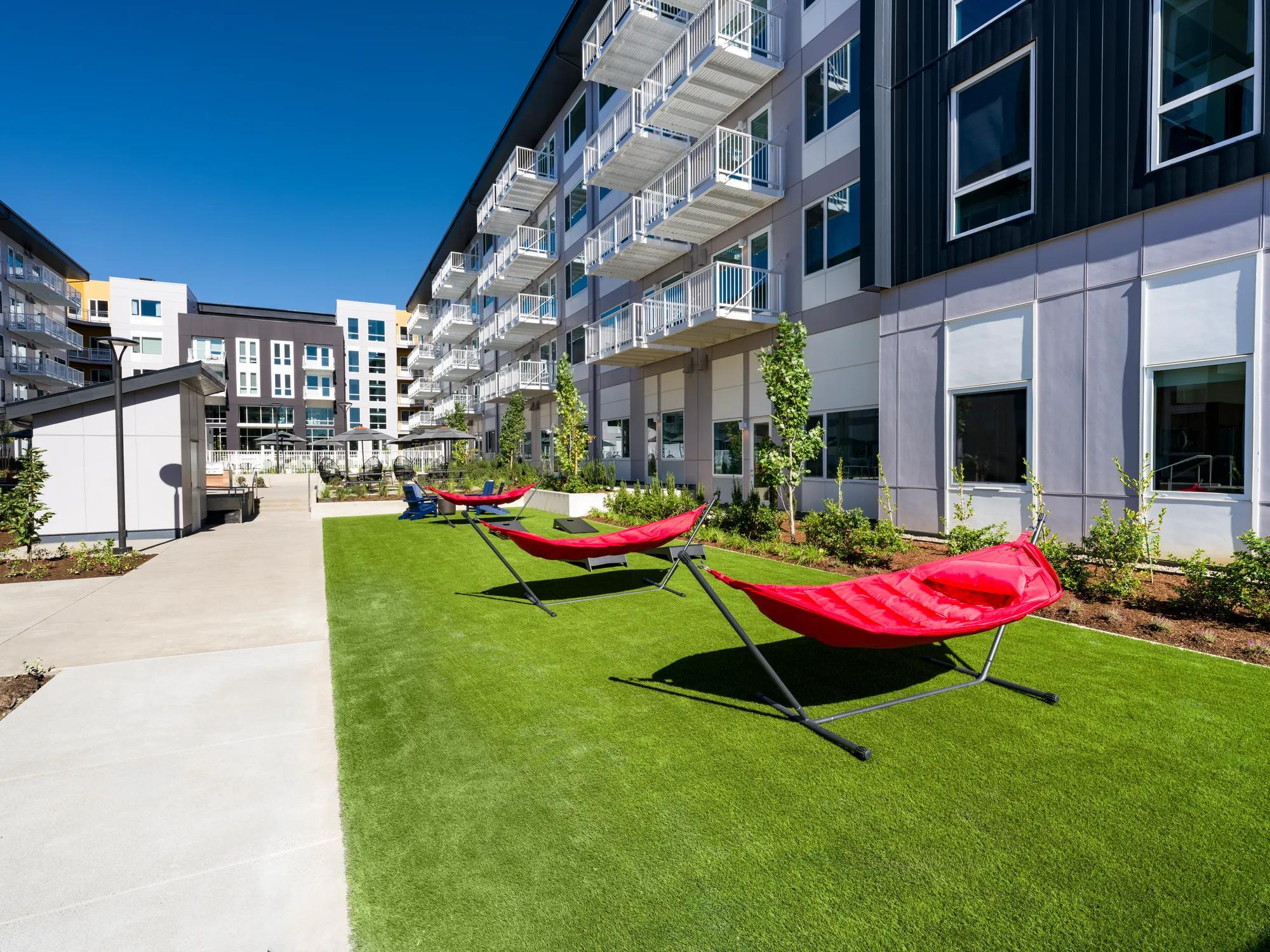 outdoor courtyard with hammocks at modera raleigh hills apartments