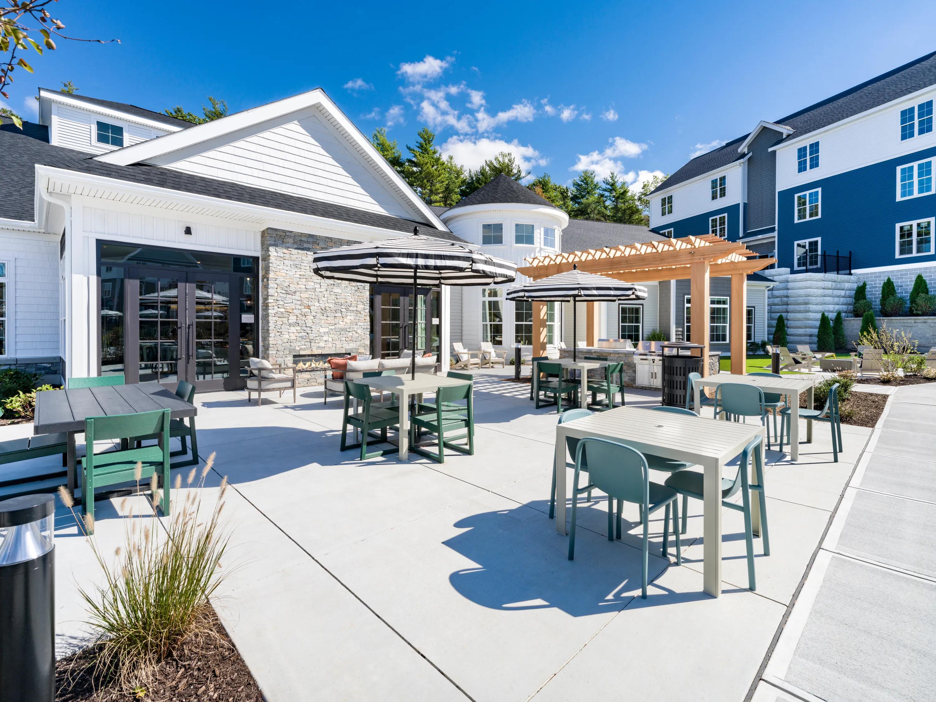 outdoor lounge and eating area modera south shore apartment homes for rent in marshfield ma