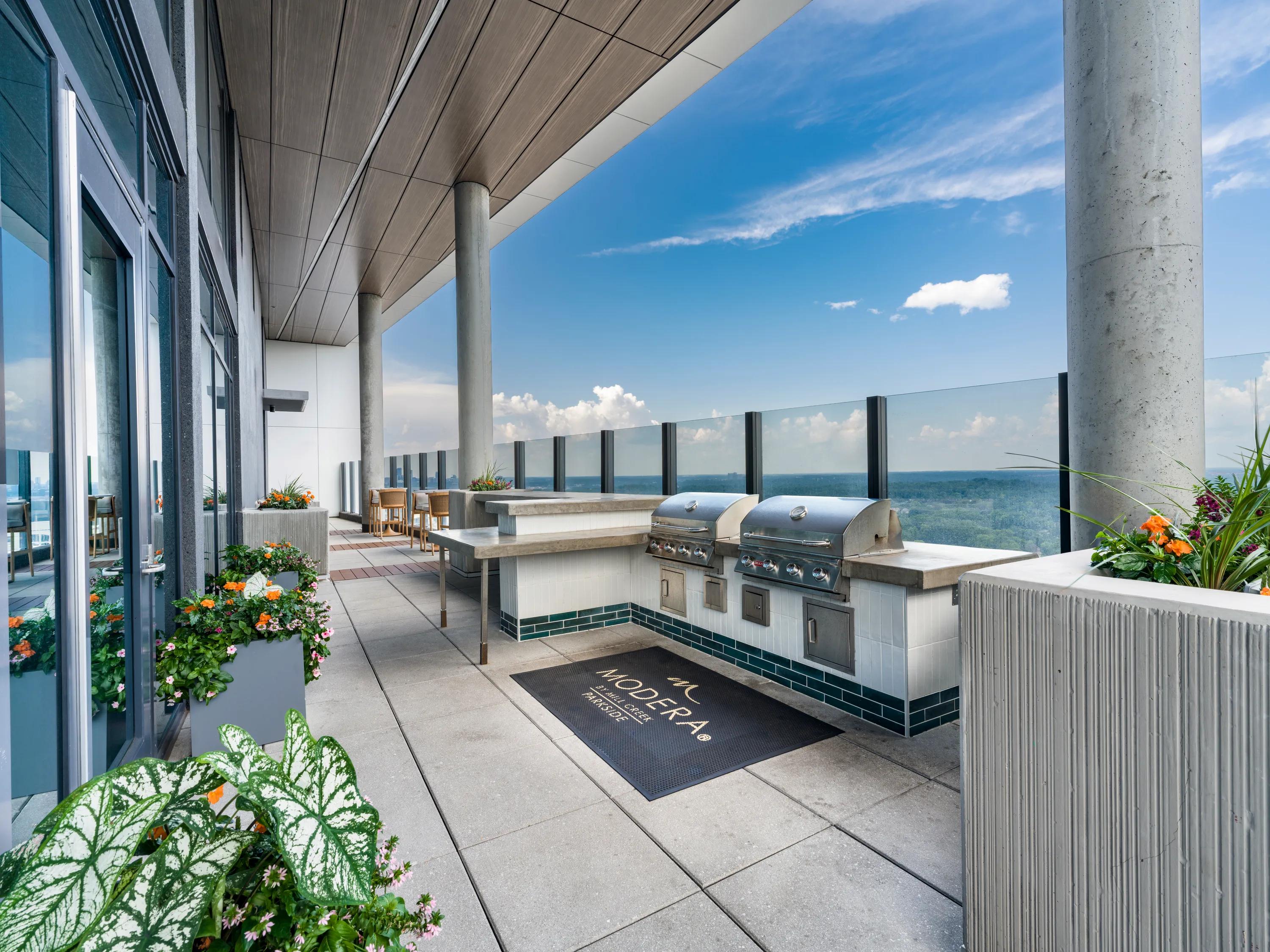 Skydeck grilling stations with sweeping skyline views modera parkside apartment homes for rent in atlanta ga