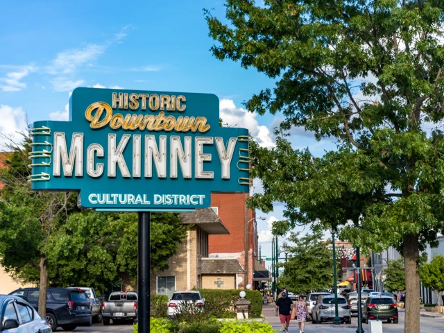 welcome sign to downtown historic area modera mckinney ridge apartment homes for rent in tx