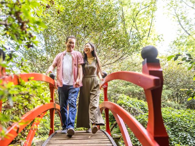 couple walking over bridge in garden modera shoreline apartment homes for rent in wa