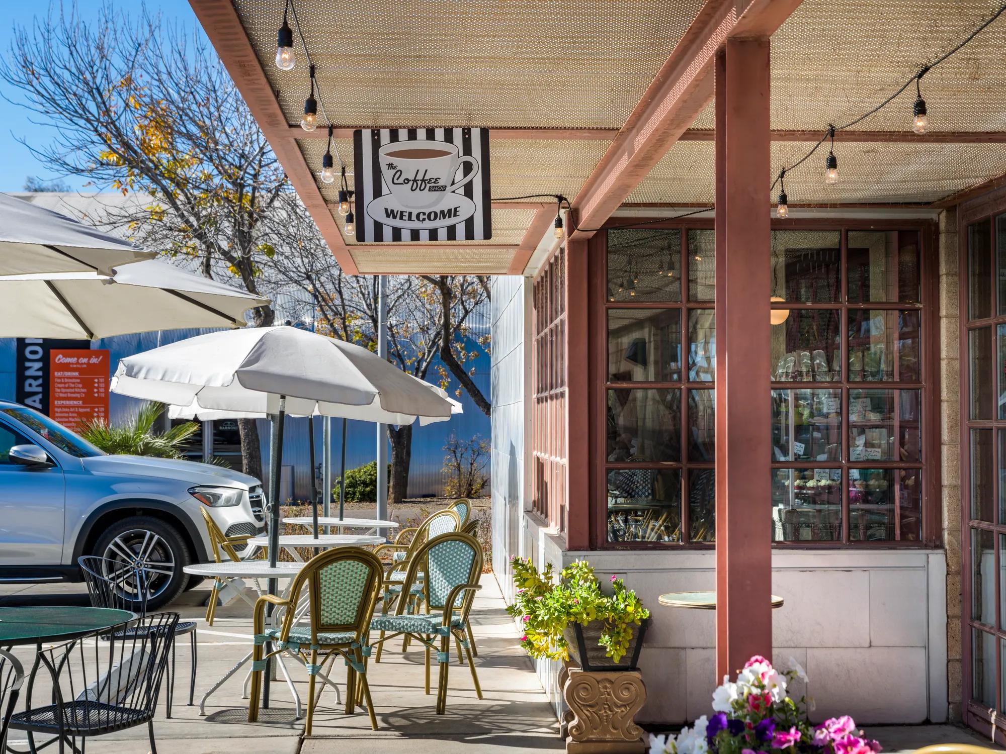 coffee shop with outdoor seating at modera higley commons apartment homes for rent in gilbert az