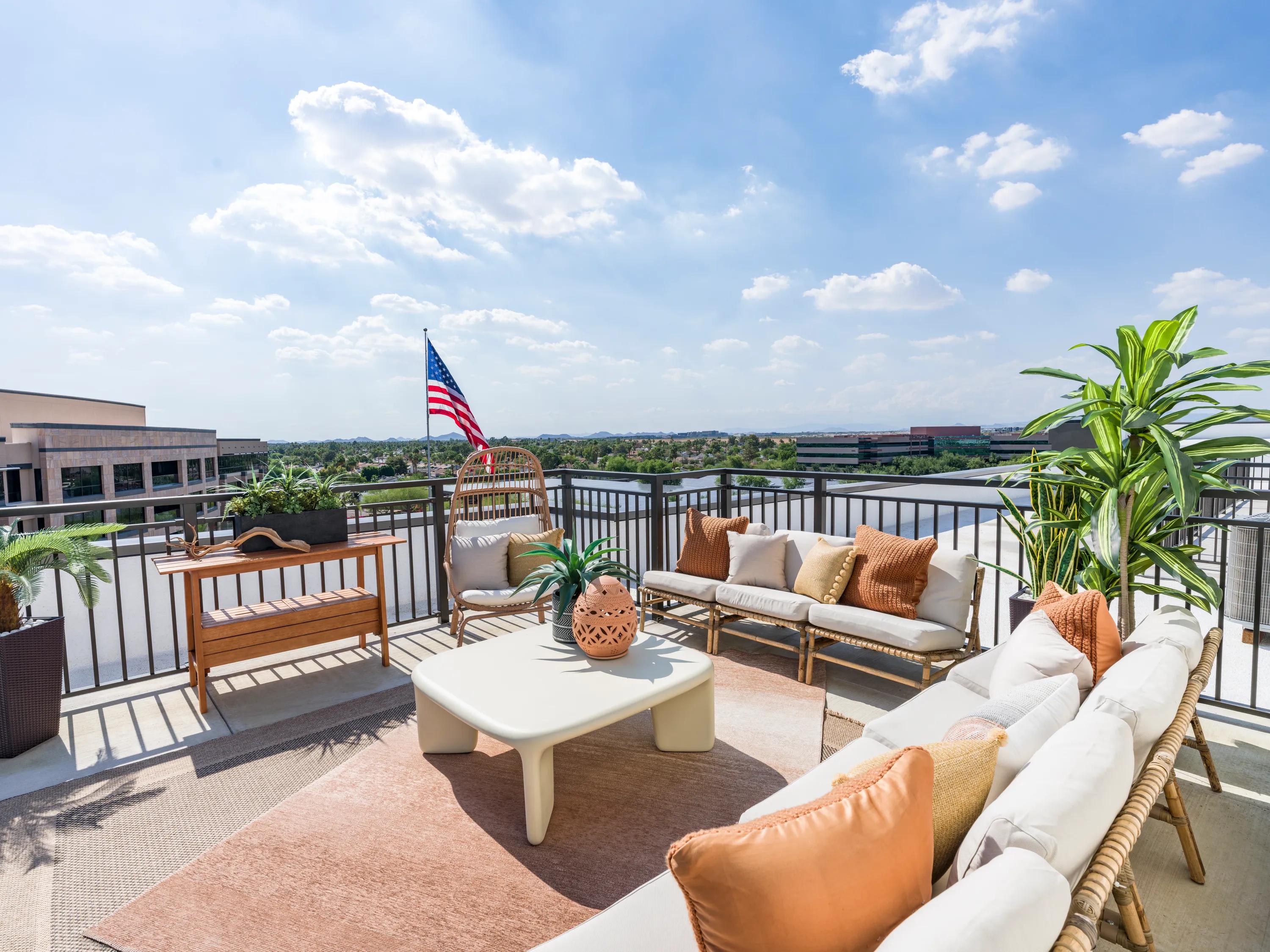 rooftop deck with seating and furniture modera reserve apartment homes for rent in scottsdale az