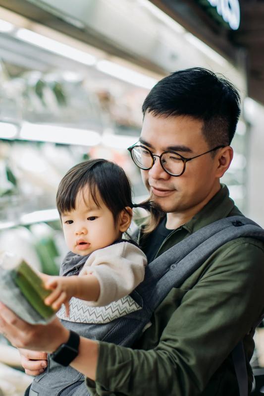 man with child at market modera georgetown apartment homes for rent georgetown tx