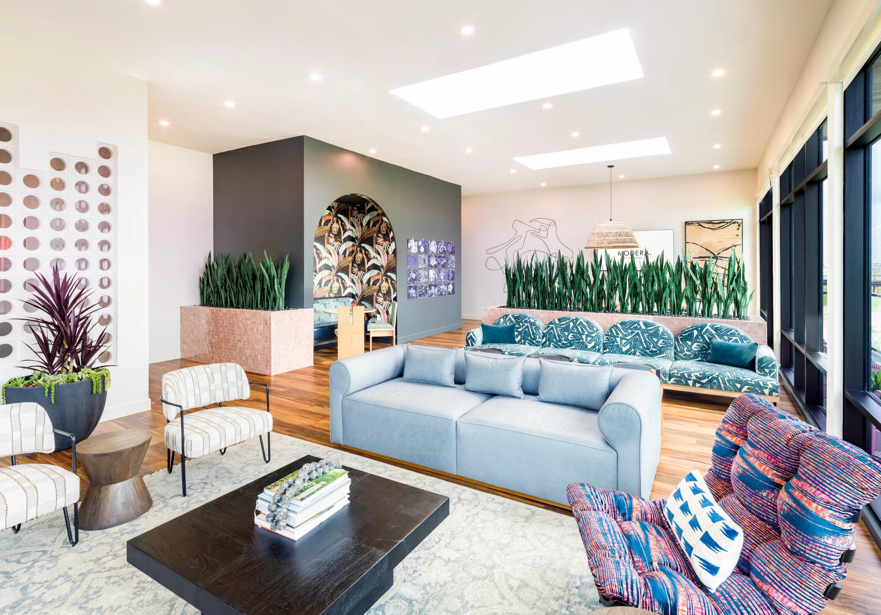 clubroom with city views and ample seating modera trinity apartment homes for rent in dallas texas