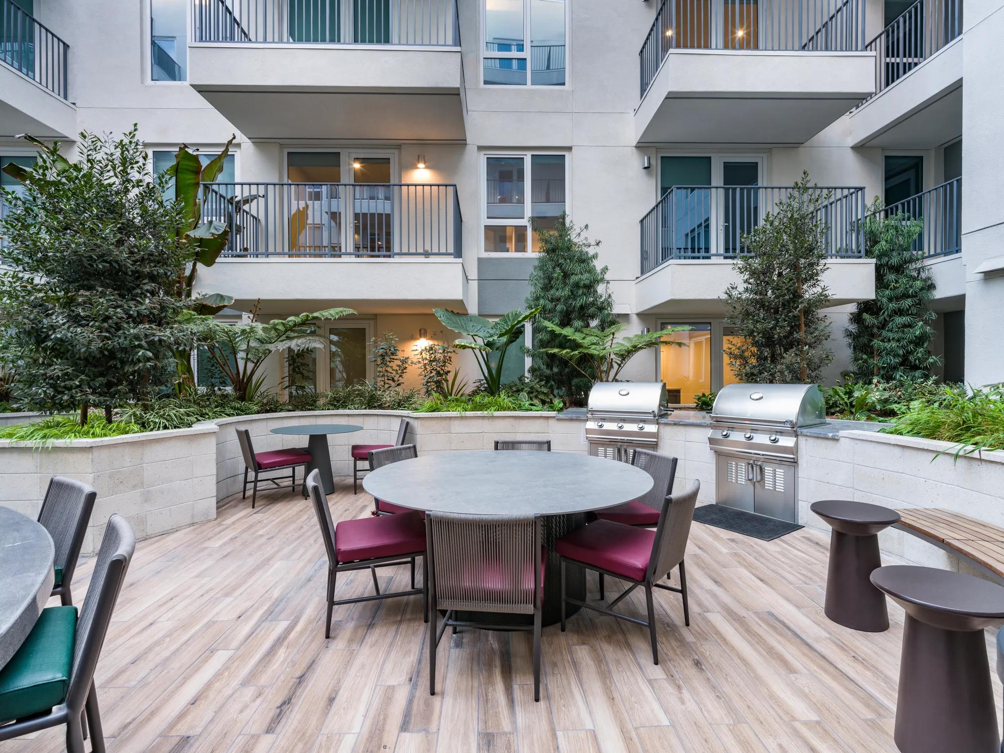 courtyard dining and grilling area modera argyle apartments for rent in los angeles ca
